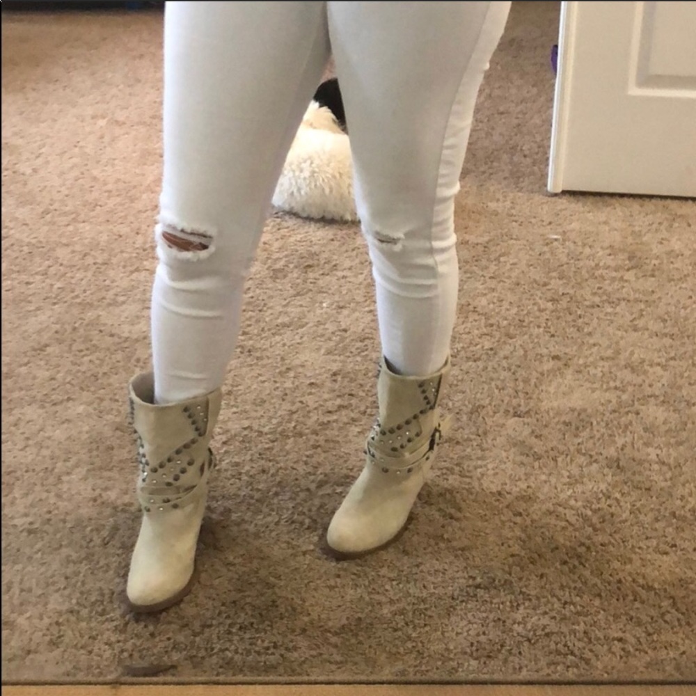 Boots - Picture 3 of 6